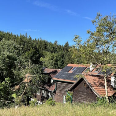 Altes und Neues in kongenialer Weise verbunden. Auf dem Dach des traditionellen Bauernhofes befindet sich eine Photovoltaik-Anlage, die sich nahtlos einfügt, als wäre sie immer schon da gewesen.