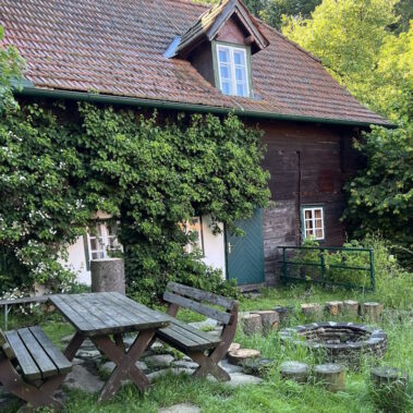 Der grüne Innenhof lädt zu jeder Tageszeit zum gemütlichen Sitzen ein. Der Abend klingt oft um ein Lagerfeuer aus.