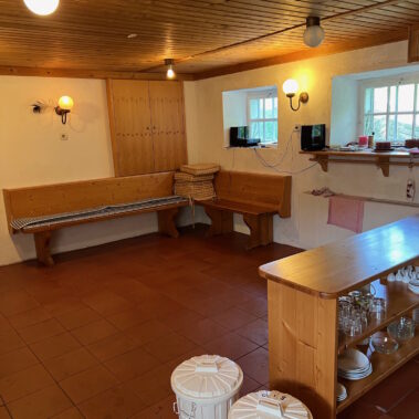 Die geräumige Sitzecke in der Gruppenküche bietet die Möglichkeit, die miteinander zubereiteten Mahlzeiten gemeinsam einzunehmen.