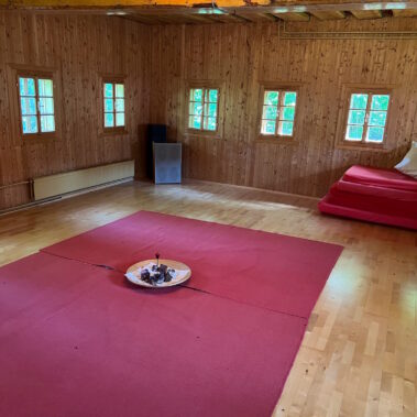 Der ebenerdige Gruppenraum besteht rundum aus Holz und bietet eine warme Atmosphäre.