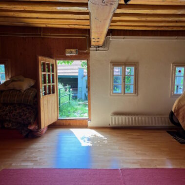 Dieser gemütliche Seminarraum liegt ebenerdig mit Ausgang direkt ins Grüne.