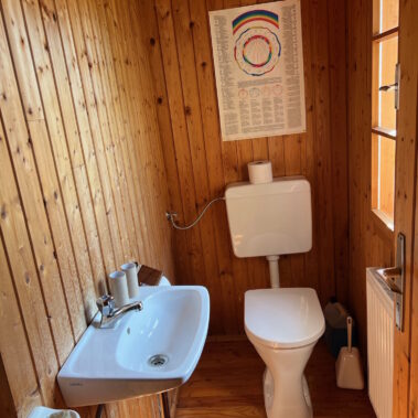 Toilette mit Handwaschbecken