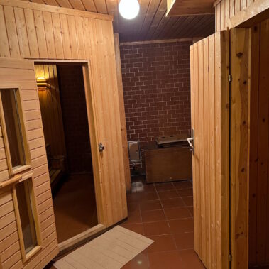 Die Sauna befindet sich im Keller und ist großräumig angelegt.